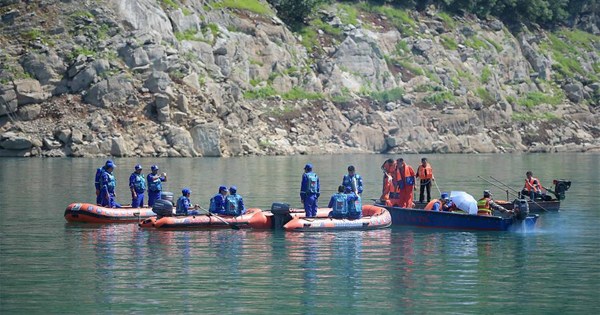 Rescuers search for missing people after boat capsizes in SW China