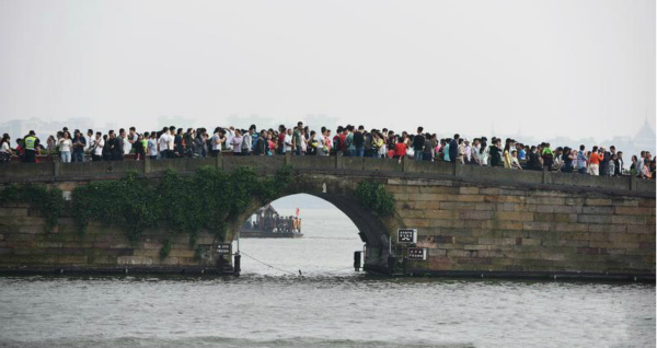 Scenic spots packed with tourists on Chinese National Day Holiday