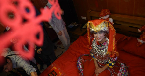 Young Miao couple get married in traditional way