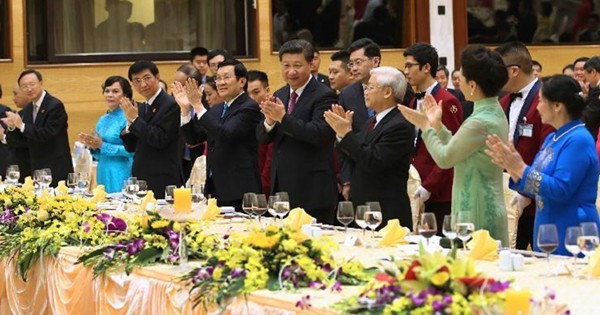 President Xi holds talks with CPV general secretary in Hanoi