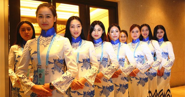 Volunteers wear qipao for World Internet Conference  