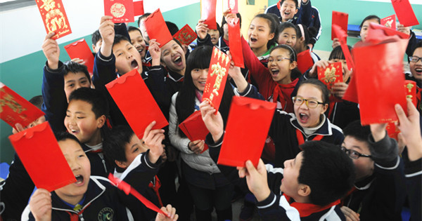 Students begin new term with red envelopes