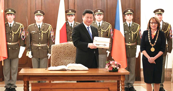 President Xi receives key to Prague city, meets with Prague Mayor