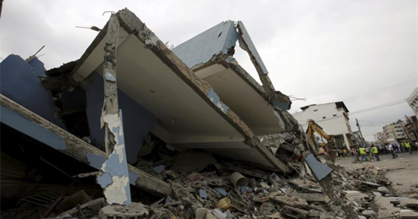 Strong quake hits Ecuador, hundreds dead