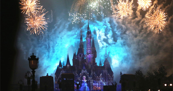 Shanghai Disney holds spectacular fireworks show