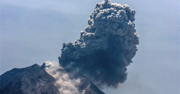Flights disrupted as volcanoes erupt 