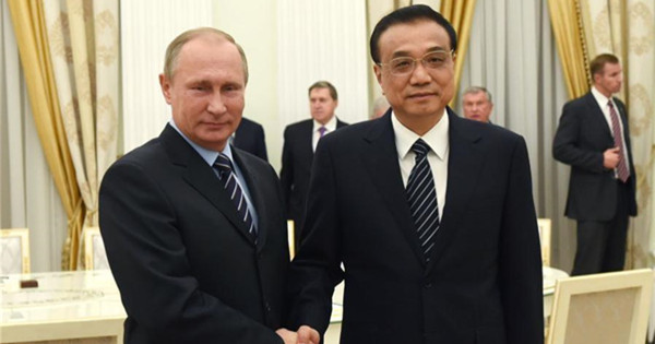 Premier Li Keqiang meets with Russian President Vladimir Putin at the Kremlin Palace
