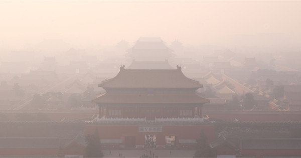 Severe smog lingers in Beijing 