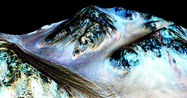 Scientists find evidence of flowing water on Mars