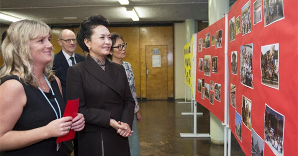 Peng Liyuan visits Fortismere School in London