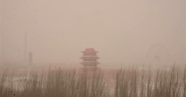 NW China city suffers dusty weather
