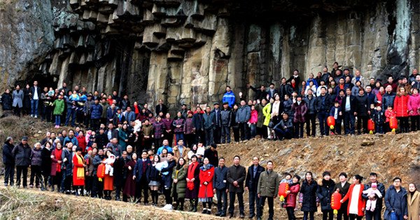 Over 500 descendants pose for large family photo