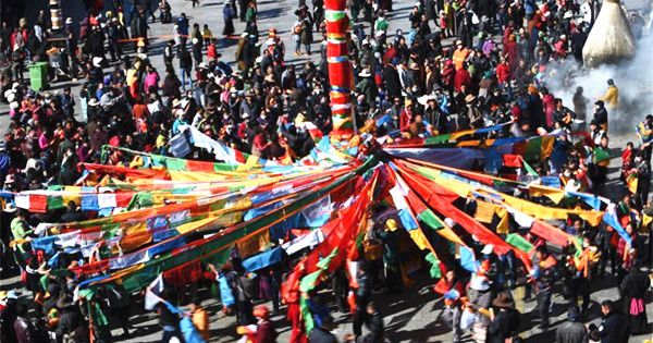 Devotees perform religious ceremony in Lhasa