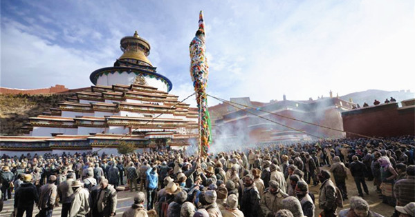 People pray for bumper harvest in Tibet