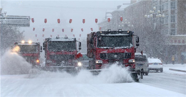 Cold front brings heavy snowfall to Altay City in Xinjiang