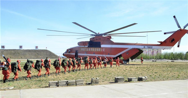 Fire fighters head for forest fire site in N China