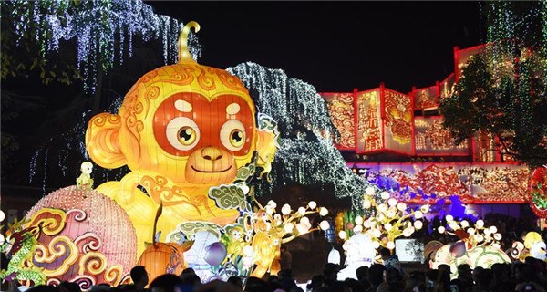 People visit 22nd Zigong lantern show in Sichuan