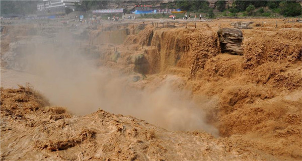 Water volume at Hukou Waterfall surges, attracting lots of tourists