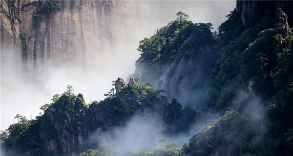 The ethereal clouds of Mount Huangshan