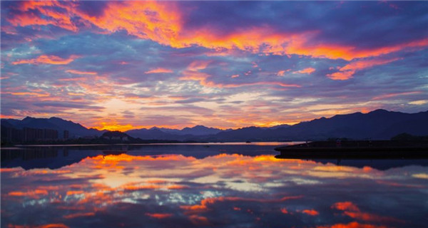 Stunning sunrise over Thousand-Island Lake