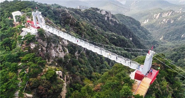 Giant glass bridge opens to public in Shandong