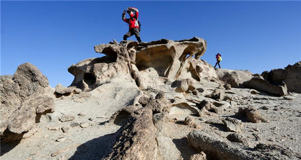 Tourists visit Gobi area in Inner Mongolia