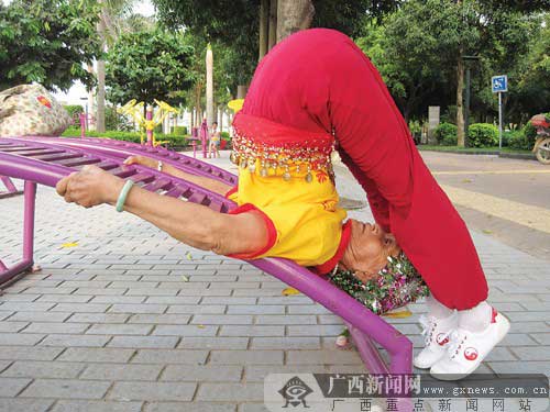 At the age of 72, the woman displayed astonishing flexibility.