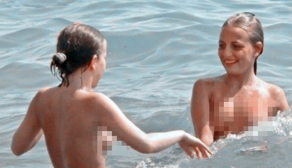 The idea of nude swim has caught on after two foreigners were photographed swimming nude in Xiamen. 