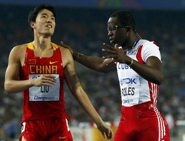 Dayron Robles of Cuba (R) reacts next to Liu Xiang of China after winning the men's 110 metres hurdles final at the IAAF 2011 World Championship in Daegu, August 29, 2011.[Photo/Agencies]