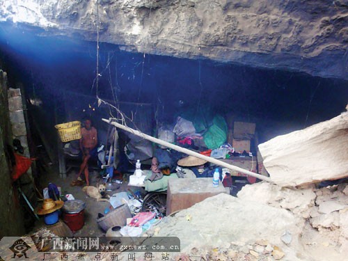 The caveman, 64-year-old Zhang Yanlin, told the newspaper that it is in this place, where neither electricity nor running gas is available, that he has enjoyed a life of another realm.