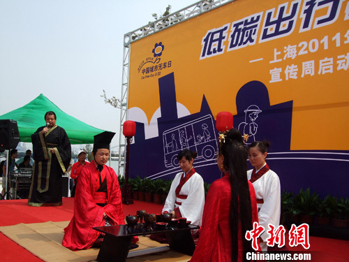 A low-carbon wedding in Han attire during the Shanghai car-free week campaign