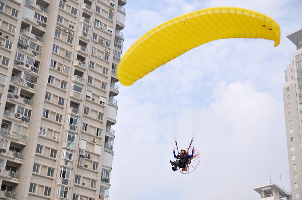 Chen Bin uses a powered parachute to take him to the sky. Chen, 41, a life insurance agent from Wenzhou in Zhejiang province, likes flying and photography. [Photos/provided to China Daily]