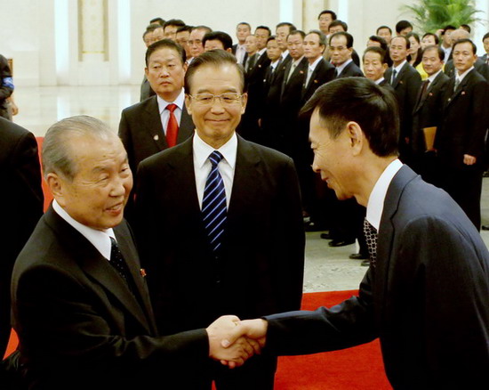 DPRK Prime Minister Choe Yong-rim (left) meets officials at a welcoming ceremony in the presence of Premier Wen Jiabao in the Great Hall of the People in Beijing on Monday. (Photo by Wu Zhiyi/China Da
