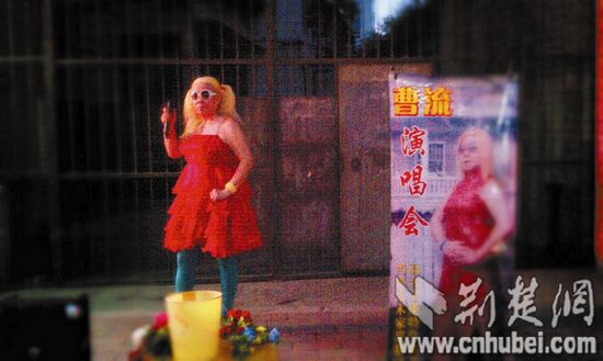 With a tube dress, green silk stockings, red high heels, and a blond wig, 70-year-old Cao drew people's attention while cross-dressing as Lady Gaga. 