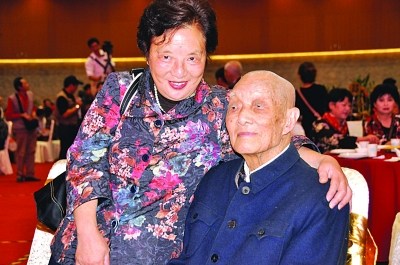 107-year-old Chen Ziqi and his daughter.