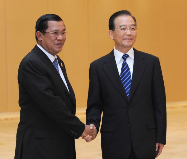 Chinese Premier Wen Jiabao (R) meets with Cambodian Prime Minister Hun Sen in Nanning, capital of south China's Guangxi Zhuang Autonomous Region, Oct. 20, 2011. Hun Sen is in Nanning to attend the 8th