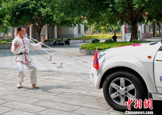 In the public demonstration Saturday, Kang, a master of White Crane Boxing, a southern-style Chinese martial art originating in Fujian, successfully pulled the car 10 meters twice.