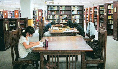 The tougher employment market has posed a chllenge for PhD studets in Taiwan, many of whom contineue studying at school library.