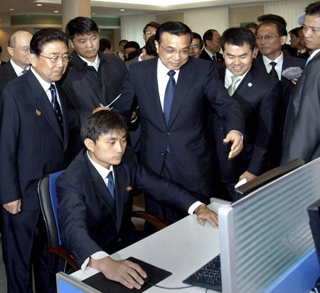 Vice-Premier Li Keqiang visits the e-library of Kim Il-sung University in Pyongyang on Monday during his three-day visit to the Democratic People's Republic of Korea. [Photo/Reuters/KCNA]