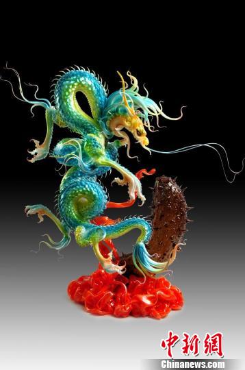 The three-dimensional dragon figurine made from melting sugar has adopted the realistic style.