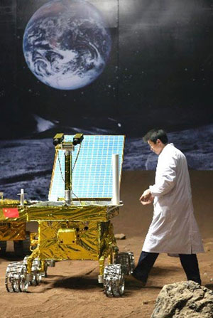 The experiment on Chang'e-3 lunar probe's lunar rover has been conducted in the desert 200 km from Dunhuang.
