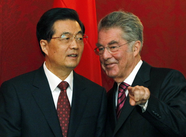 President Hu Jintao and his Austrian counterpart Heinz Fischer attend a news conference after talks at the Hofburg palace in Vienna on Monday. [Photo by Ronald Zak/Associated Press]  