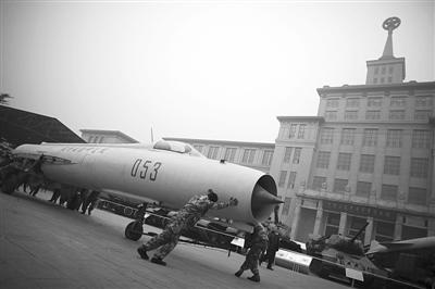 The working staff relocate an aircraft to the square of the Military Museum.
