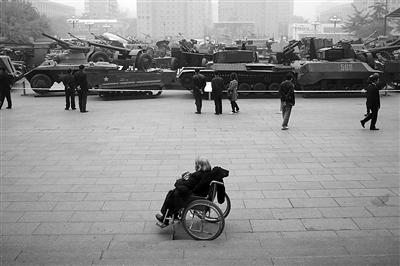 Visitors can still enjoy the exhibition of armored vehicles on the square.