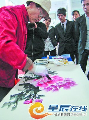 Peng finished painting a peony in only 10 minutes.