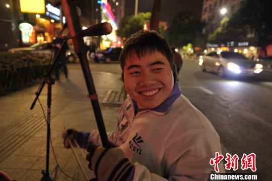 When Wei Jun was 12 years old, he started to learn the erhu under the guidance of a local busker.
