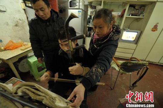 His father, Wei Zhaobao, decided to quit his job and educate the boy at home. 