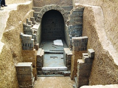 The tomb, with a coffin chamber of 8 meters in length, 4 meters in width and 3.6 meters in height, is the biggest of over 30 tombs found nearby.