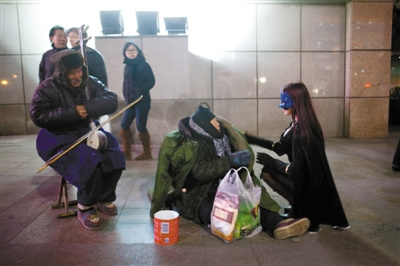 The woman, calling herself the Redbud Heroine of Beijing, helps four homeless people on Christmas Eve, giving each of them a long coat, some food and some cash.