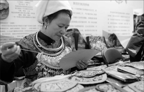 Wei Taohua, 40, of the Shui ethnic group from Guizhou province, demonstrates her horsetail embroidery skills at an art exhibition of Guizhou handicrafts in Beijing. Photos by Feng Yongbin / China Dail